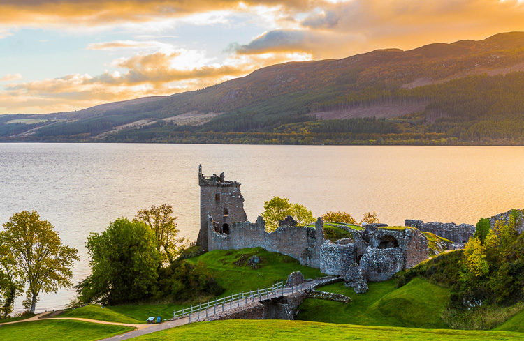 scotland castle and lake 