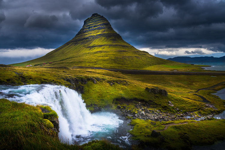 Kirkjufellsfoss Waterfal with Kirkjufells Mountain 1 20210904
