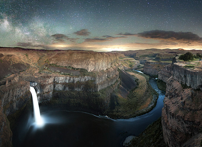 night sky over palouse falls washington