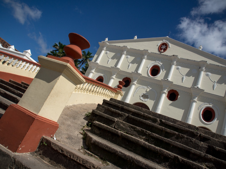 Olympus OM-D E-M5 hold detail in contrast lighting