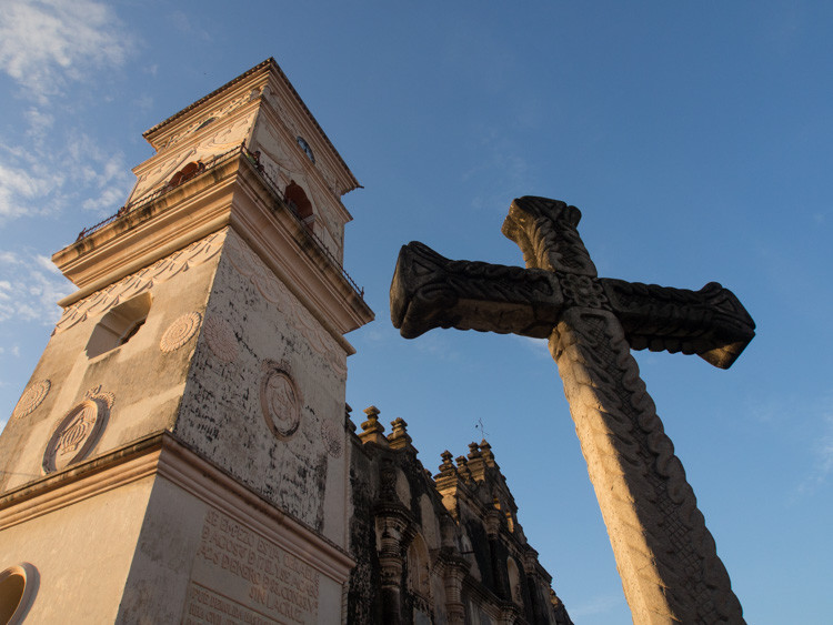 raw data range of mirrorless camera example